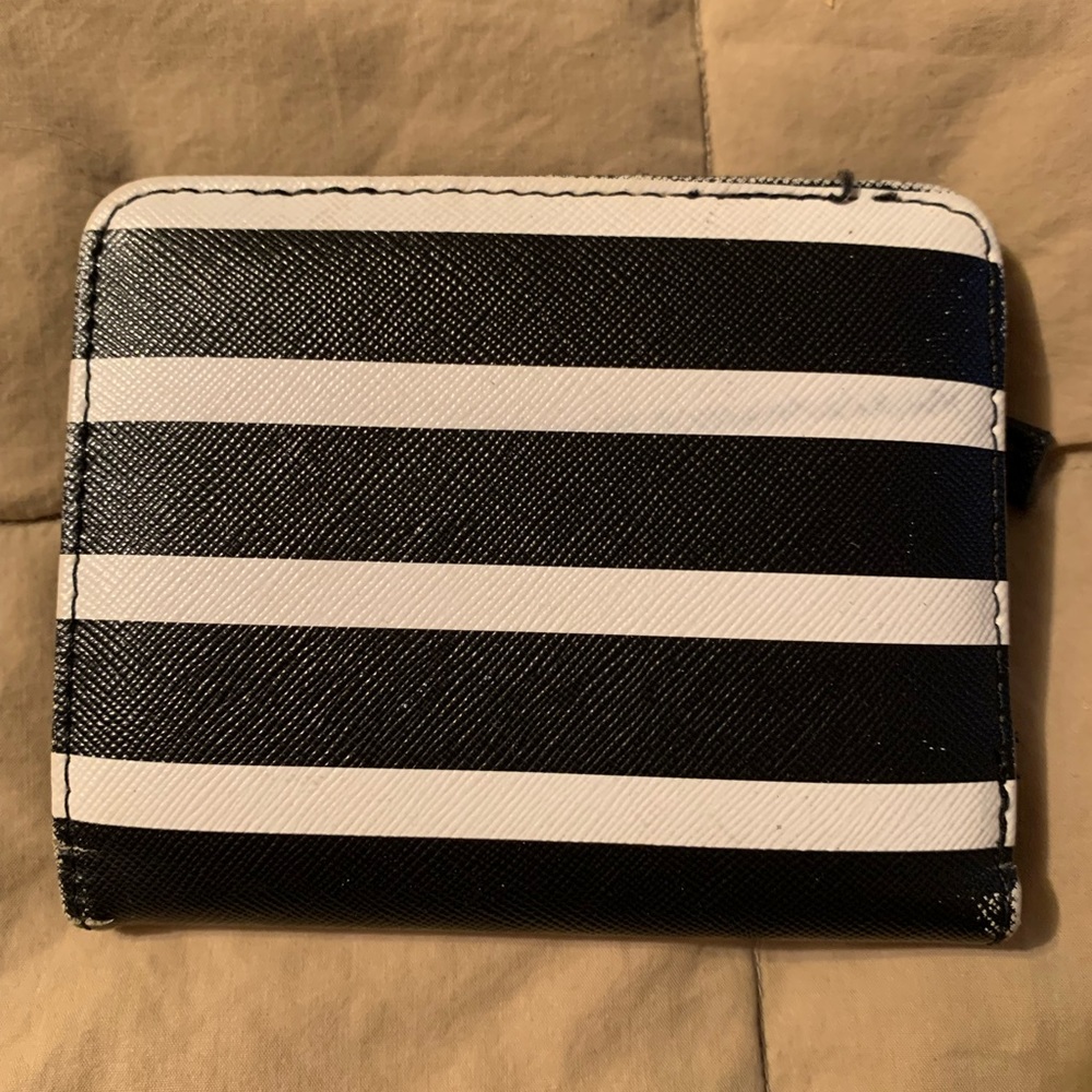 5/$25 EUC Black & White small wallet w/ snap closure, card & change slots